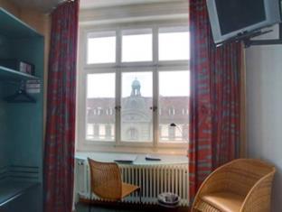 Am Bahnhof 3*